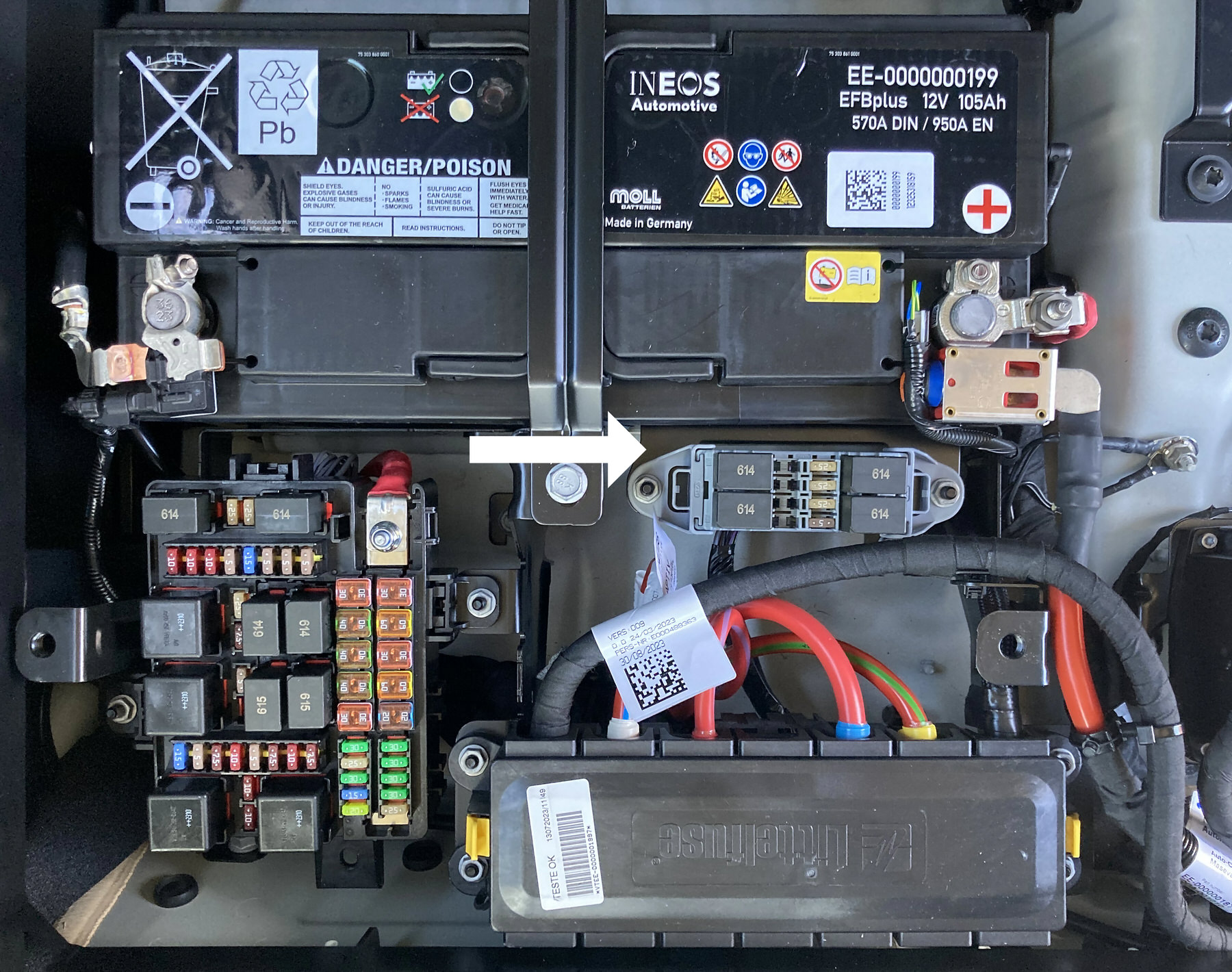 AUX POWER FUSE BOX WIDE VIEW.jpg