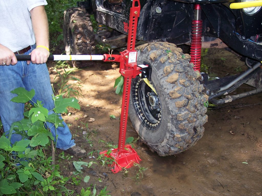 hi-lift-jack-lift-mate-on-trail.height-900.jpg