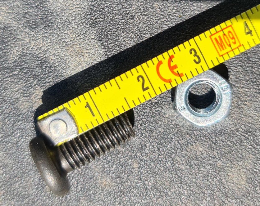 winch cover screw 2.jpg